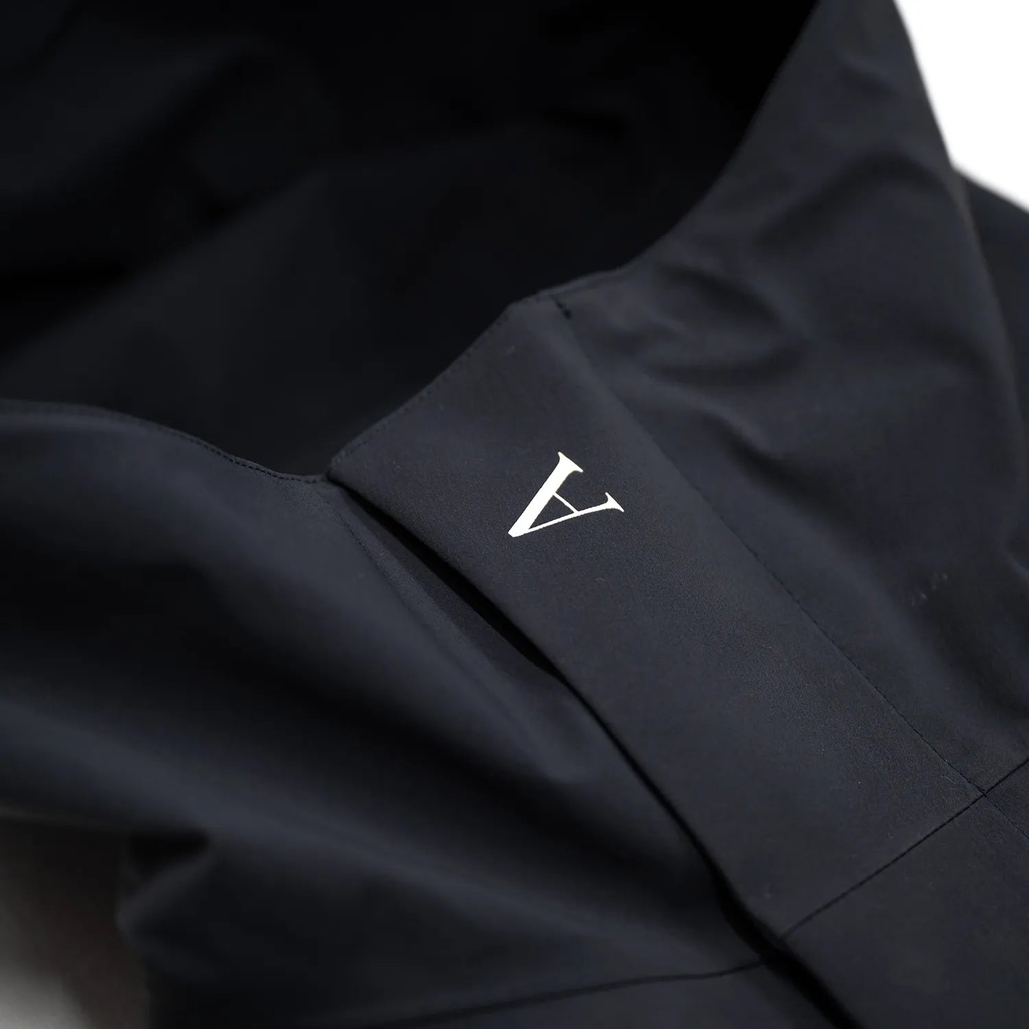 米軍の「ECWCS LEVEL6 JACKET GEN1 後期型」をベースにAndersが再構築したの3LAYERコート「3LAYERS ECWCS HARD SHELL COAT」のMATT BLACKカラーの襟元のデザイン写真
