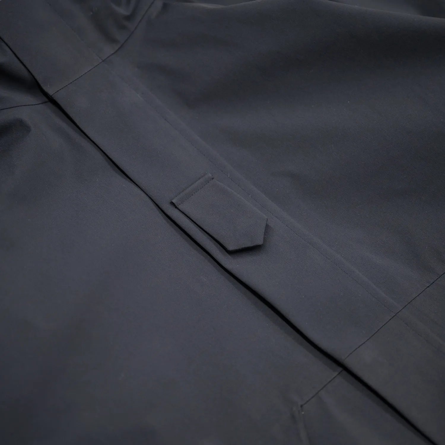 米軍の「ECWCS LEVEL6 JACKET GEN1 後期型」をベースにAndersが再構築したの3LAYERコート「3LAYERS ECWCS HARD SHELL COAT」のMATT BLACKカラーのフロント部分の写真
