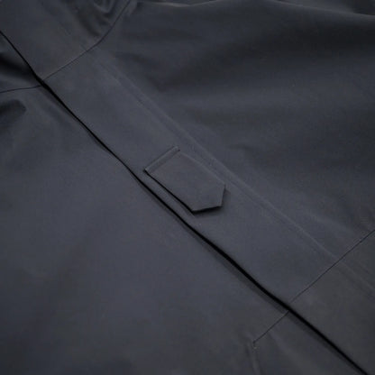 米軍の「ECWCS LEVEL6 JACKET GEN1 後期型」をベースにAndersが再構築したの3LAYERコート「3LAYERS ECWCS HARD SHELL COAT」のMATT BLACKカラーのフロント部分の写真
