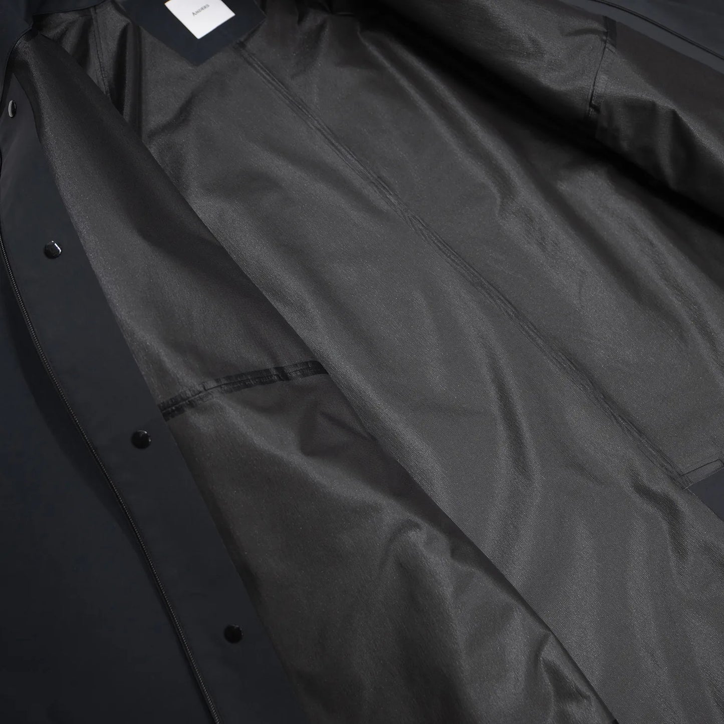 米軍の「ECWCS LEVEL6 JACKET GEN1 後期型」をベースにAndersが再構築したの3LAYERコート「3LAYERS ECWCS HARD SHELL COAT」のMATT BLACKカラーのライナー写真