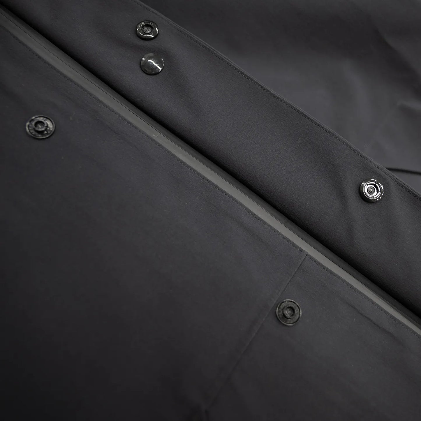 米軍の「ECWCS LEVEL6 JACKET GEN1 後期型」をベースにAndersが再構築したの3LAYERコート「3LAYERS ECWCS HARD SHELL COAT」のMATT BLACKカラーの止水ジップの写真
