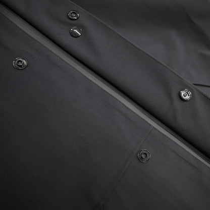 米軍の「ECWCS LEVEL6 JACKET GEN1 後期型」をベースにAndersが再構築したの3LAYERコート「3LAYERS ECWCS HARD SHELL COAT」のMATT BLACKカラーの止水ジップの写真
