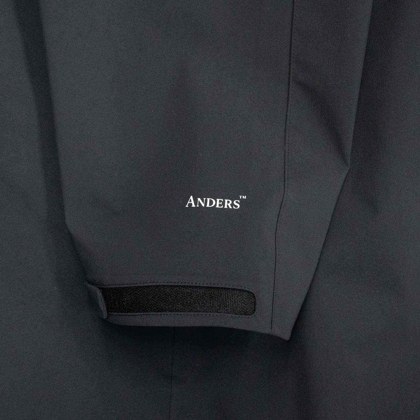 米軍の「ECWCS LEVEL6 JACKET GEN1 後期型」をベースにAndersが再構築したの3LAYERコート「3LAYERS ECWCS HARD SHELL COAT」のMATT BLACKカラーの袖部分のロゴデザイン写真
