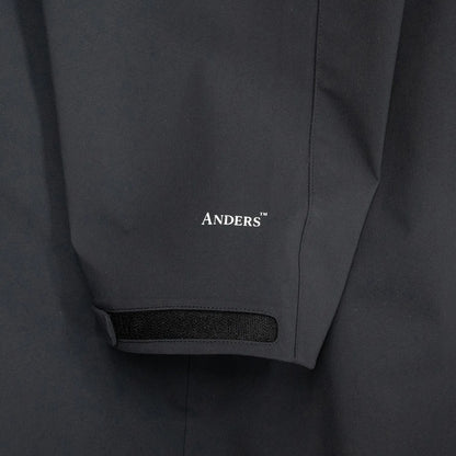 米軍の「ECWCS LEVEL6 JACKET GEN1 後期型」をベースにAndersが再構築したの3LAYERコート「3LAYERS ECWCS HARD SHELL COAT」のMATT BLACKカラーの袖部分のロゴデザイン写真
