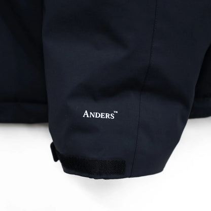 米軍の「ECWCS LEVEL6 JACKET GEN1 後期型」をベースにAndersが再構築したのハードシェル・パファージャケット「3LAYERS ECWCS HARD SHELL PUFFER JACKET」のMATT BLACKカラーの袖部のロゴデザイン写真