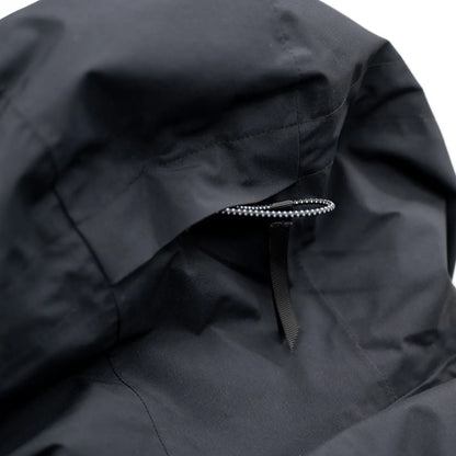 米軍の「ECWCS LEVEL6 JACKET GEN1 後期型」をベースにAndersが再構築したのハードシェル・パファージャケット「3LAYERS ECWCS HARD SHELL PUFFER JACKET」のMATT BLACKカラーのフード裏のアジャスターコードの写真