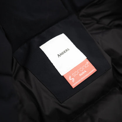 米軍の「ECWCS LEVEL6 JACKET GEN1 後期型」をベースにAndersが再構築したのハードシェル・パファージャケット「3LAYERS ECWCS HARD SHELL PUFFER JACKET」のMATT BLACKカラーの裏側のブランドタグの写真