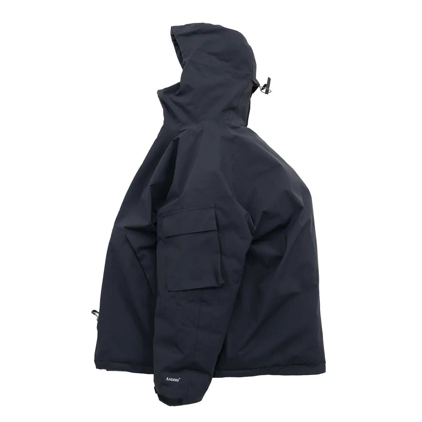 米軍の「ECWCS LEVEL6 JACKET GEN1 後期型」をベースにAndersが再構築したのハードシェル・パファージャケット「3LAYERS ECWCS HARD SHELL PUFFER JACKET」のMATT BLACKカラーの側面からの商品写真