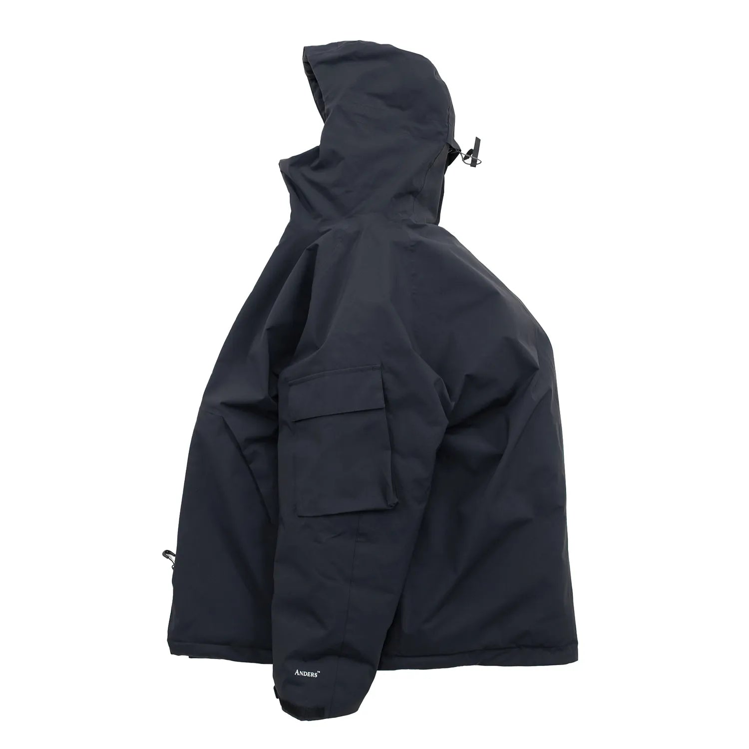 米軍の「ECWCS LEVEL6 JACKET GEN1 後期型」をベースにAndersが再構築したのハードシェル・パファージャケット「3LAYERS ECWCS HARD SHELL PUFFER JACKET」のMATT BLACKカラーの側面からの商品写真