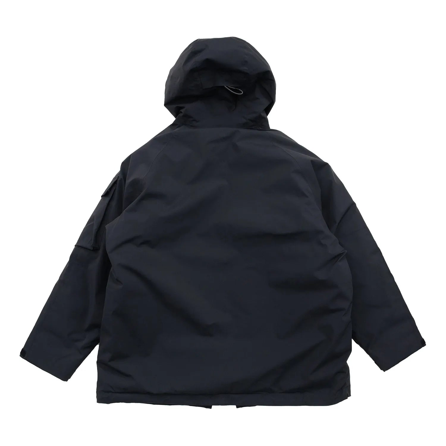 米軍の「ECWCS LEVEL6 JACKET GEN1 後期型」をベースにAndersが再構築したのハードシェル・パファージャケット「3LAYERS ECWCS HARD SHELL PUFFER JACKET」のMATT BLACKカラーの背面からの商品写真