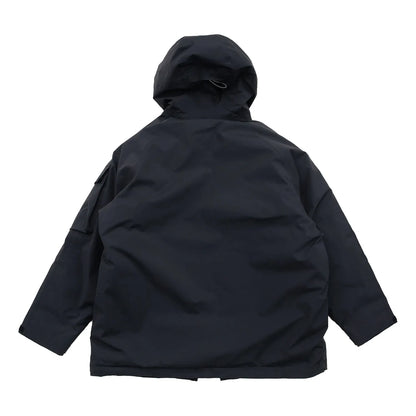 米軍の「ECWCS LEVEL6 JACKET GEN1 後期型」をベースにAndersが再構築したのハードシェル・パファージャケット「3LAYERS ECWCS HARD SHELL PUFFER JACKET」のMATT BLACKカラーの背面からの商品写真