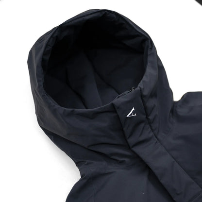 米軍の「ECWCS LEVEL6 JACKET GEN1 後期型」をベースにAndersが再構築したのハードシェル・パファージャケット「3LAYERS ECWCS HARD SHELL PUFFER JACKET」のMATT BLACKカラーのフード部分の写真