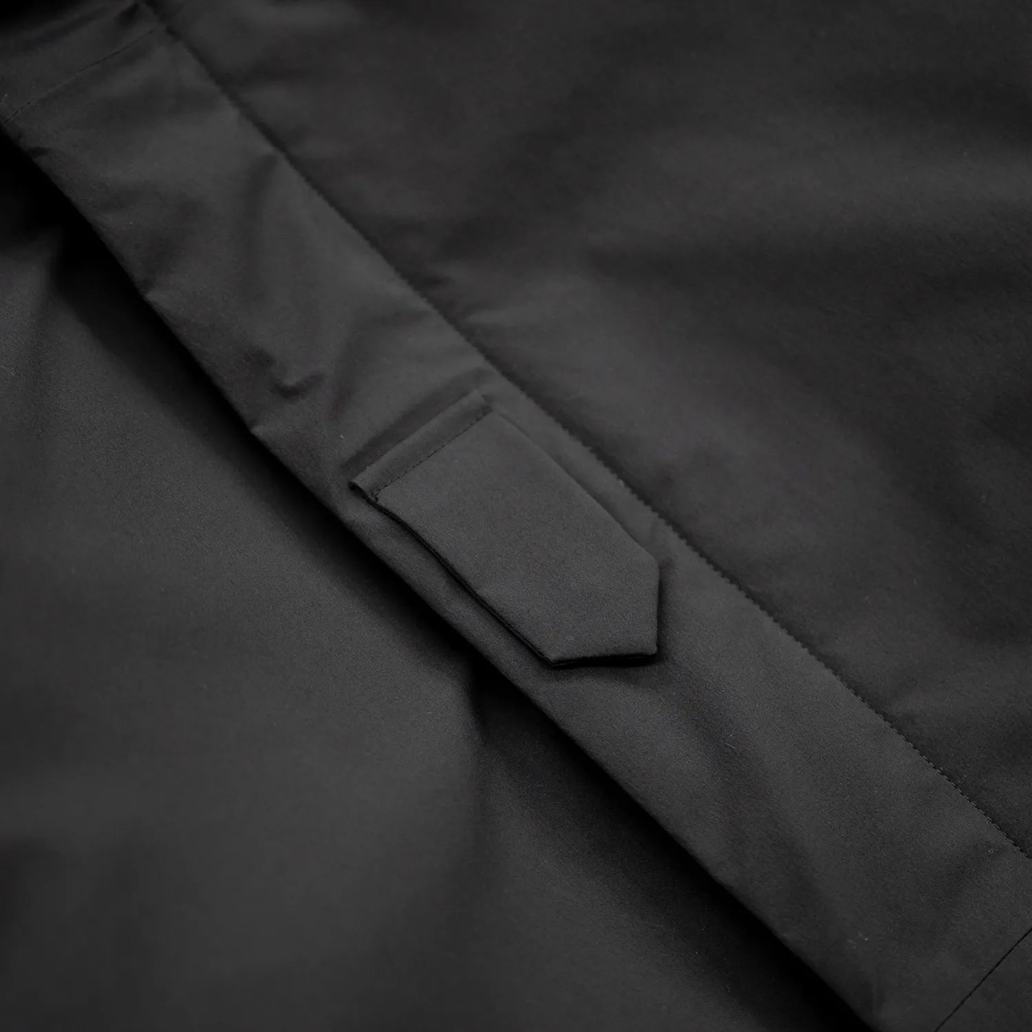 米軍の「ECWCS LEVEL6 JACKET GEN1 後期型」をベースにAndersが再構築したのハードシェル・パファージャケット「3LAYERS ECWCS HARD SHELL PUFFER JACKET」のMATT BLACKカラーのフロント部分の写真