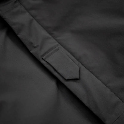 米軍の「ECWCS LEVEL6 JACKET GEN1 後期型」をベースにAndersが再構築したのハードシェル・パファージャケット「3LAYERS ECWCS HARD SHELL PUFFER JACKET」のMATT BLACKカラーのフロント部分の写真