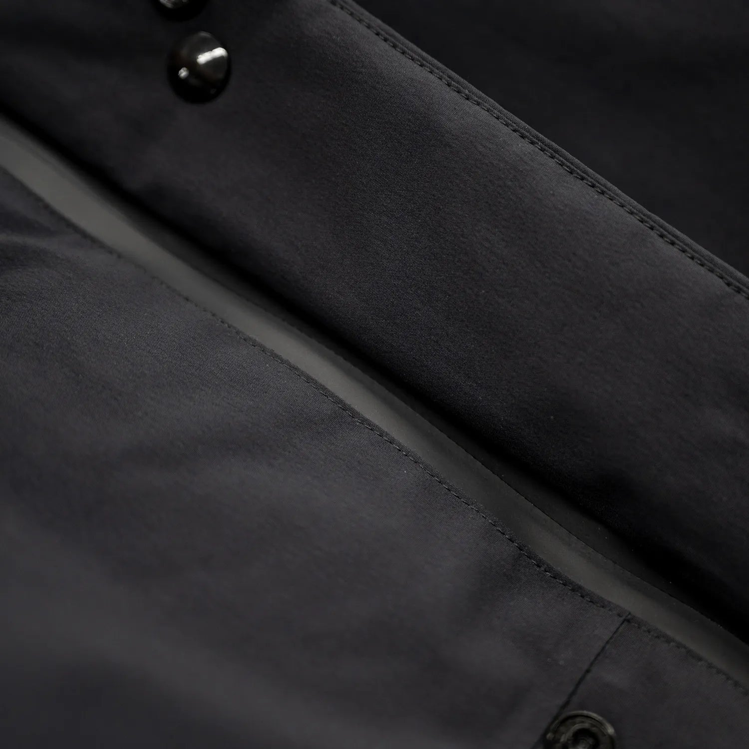 米軍の「ECWCS LEVEL6 JACKET GEN1 後期型」をベースにAndersが再構築したのハードシェル・パファージャケット「3LAYERS ECWCS HARD SHELL PUFFER JACKET」のMATT BLACKカラーの止水ジップの写真