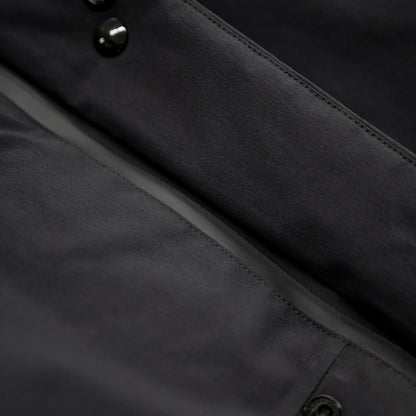 米軍の「ECWCS LEVEL6 JACKET GEN1 後期型」をベースにAndersが再構築したのハードシェル・パファージャケット「3LAYERS ECWCS HARD SHELL PUFFER JACKET」のMATT BLACKカラーの止水ジップの写真