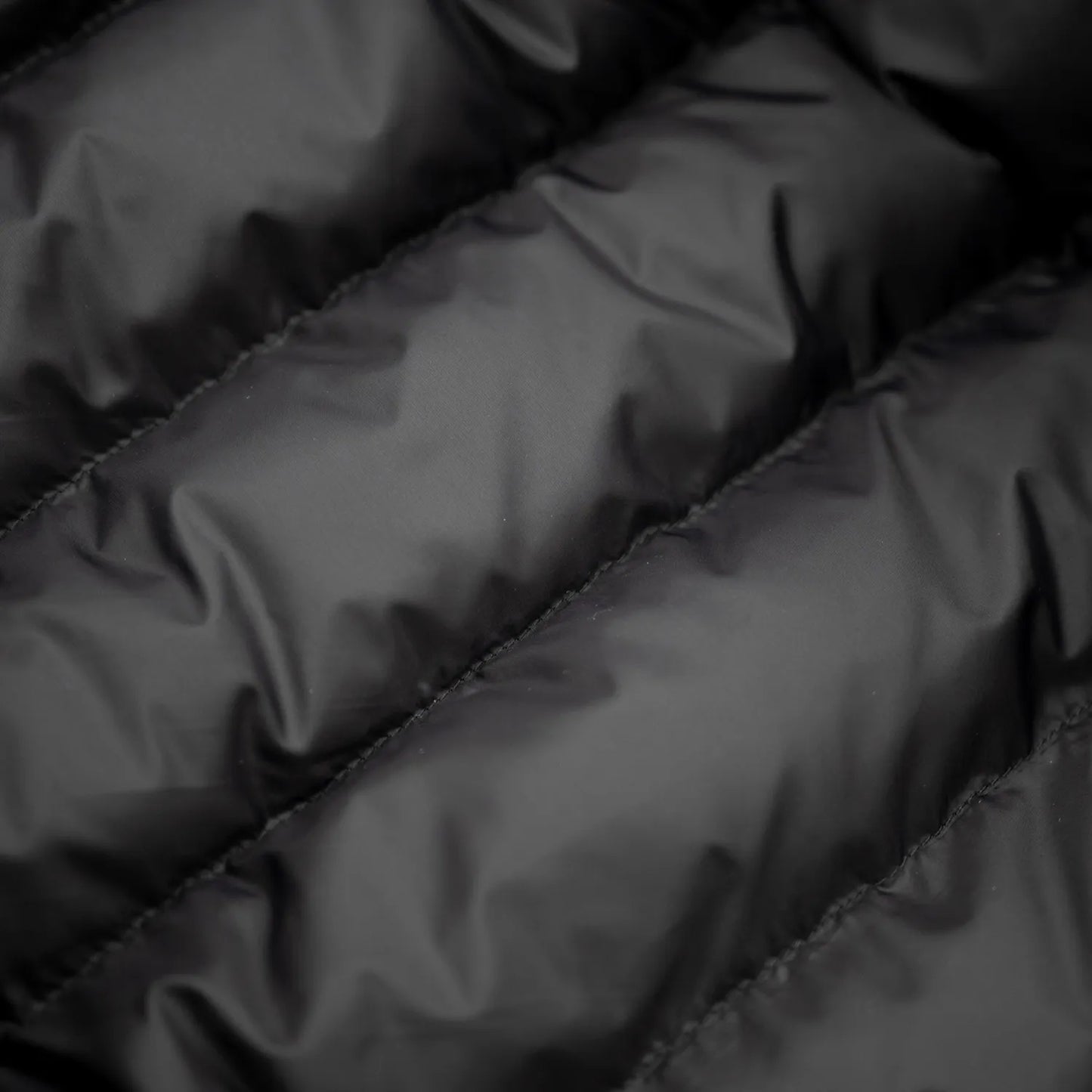 米軍の「ECWCS LEVEL6 JACKET GEN1 後期型」をベースにAndersが再構築したのハードシェル・パファージャケット「3LAYERS ECWCS HARD SHELL PUFFER JACKET」のMATT BLACKカラーのライナーパッファーの写真