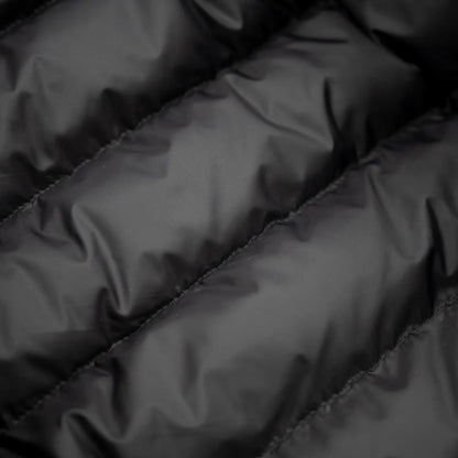 米軍の「ECWCS LEVEL6 JACKET GEN1 後期型」をベースにAndersが再構築したのハードシェル・パファージャケット「3LAYERS ECWCS HARD SHELL PUFFER JACKET」のMATT BLACKカラーのライナーパッファーの写真