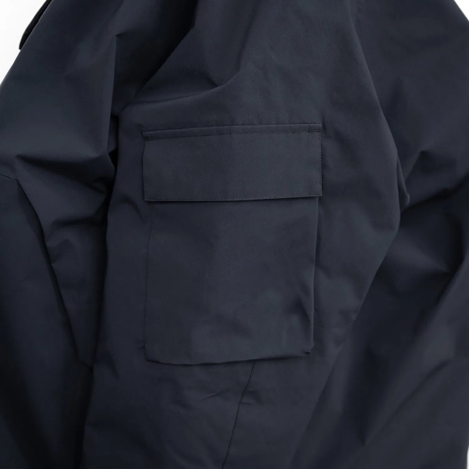 米軍の「ECWCS LEVEL6 JACKET GEN1 後期型」をベースにAndersが再構築したのハードシェル・パファージャケット「3LAYERS ECWCS HARD SHELL PUFFER JACKET」のMATT BLACKカラーのスリーブポケットの写真