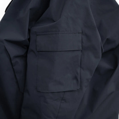 米軍の「ECWCS LEVEL6 JACKET GEN1 後期型」をベースにAndersが再構築したのハードシェル・パファージャケット「3LAYERS ECWCS HARD SHELL PUFFER JACKET」のMATT BLACKカラーのスリーブポケットの写真