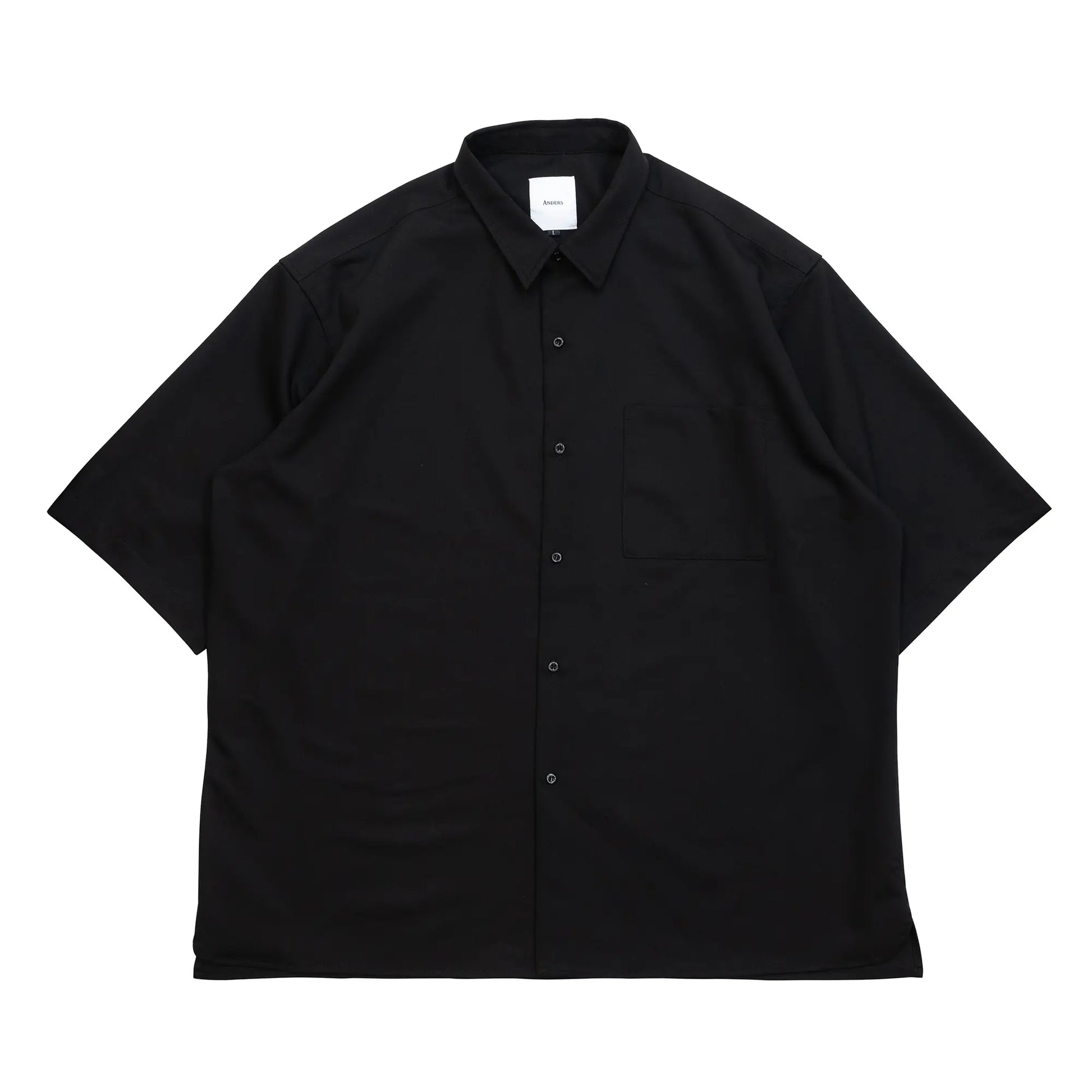 考え抜かれたワイドなボックスシルエットのAndersの傑作ドレープシャツ「WIDE DRAPE S/S SHIRTS」の「CROW」カラーの正面からの商品写真