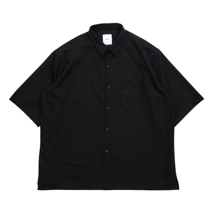 考え抜かれたワイドなボックスシルエットのAndersの傑作ドレープシャツ「WIDE DRAPE S/S SHIRTS」の「CROW」カラーの正面からの商品写真