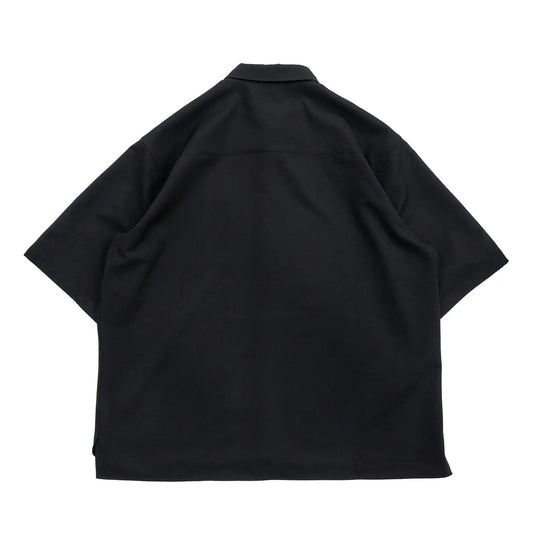 考え抜かれたワイドなボックスシルエットのAndersの傑作ドレープシャツ「WIDE DRAPE S/S SHIRTS」の「CROW」カラーの背面からの商品写真