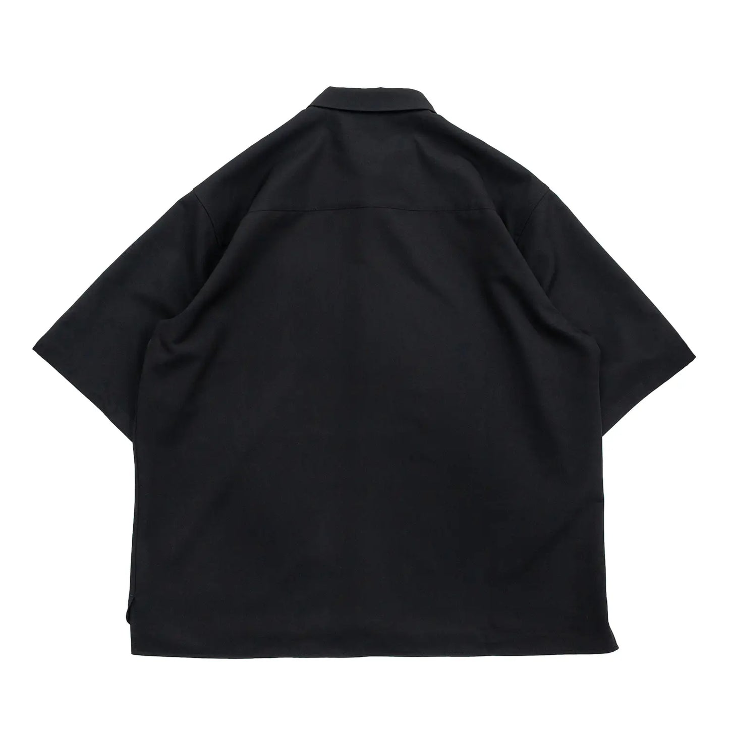 考え抜かれたワイドなボックスシルエットのAndersの傑作ドレープシャツ「WIDE DRAPE S/S SHIRTS」の「CROW」カラーの背面からの商品写真