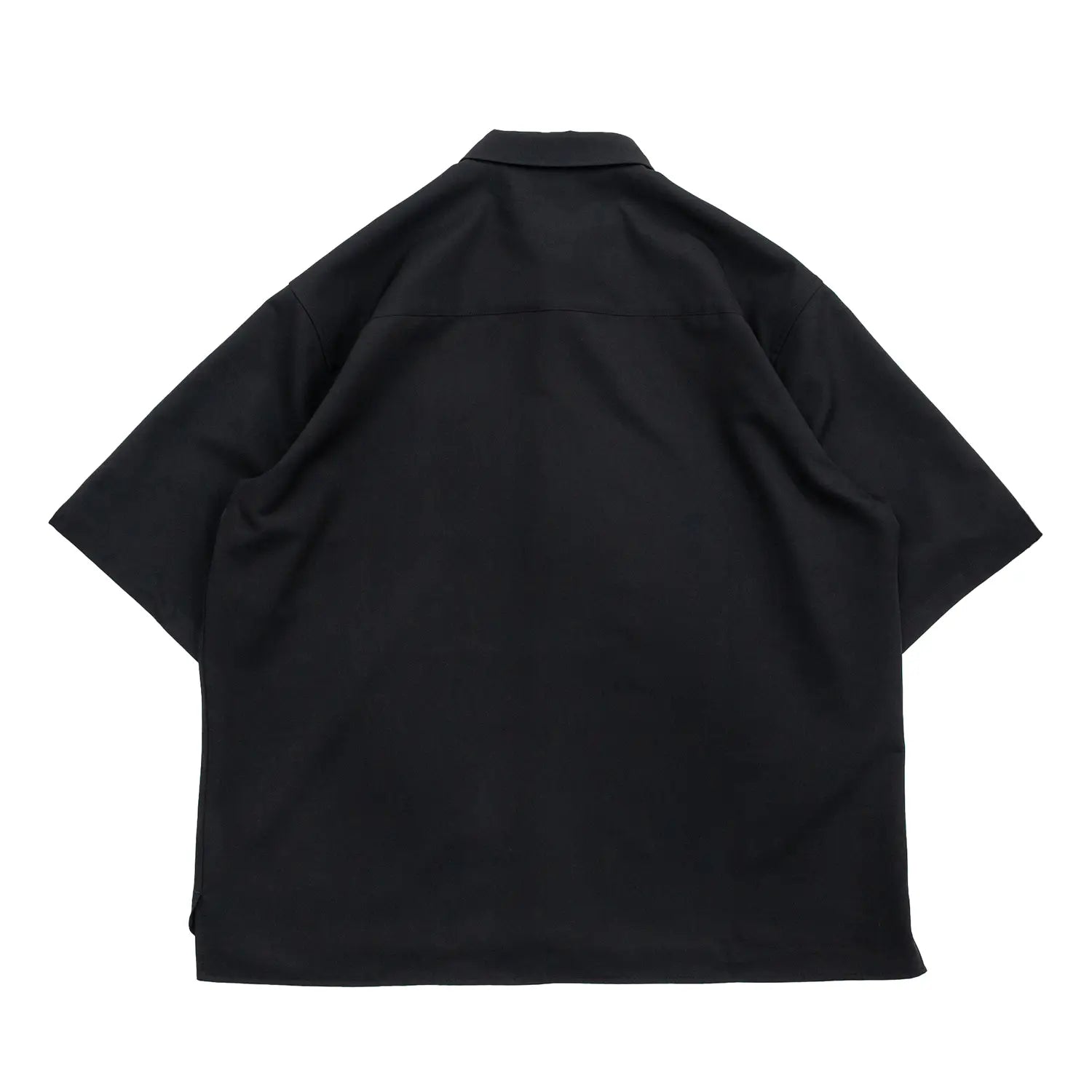 考え抜かれたワイドなボックスシルエットのAndersの傑作ドレープシャツ「WIDE DRAPE S/S SHIRTS」の「CROW」カラーの背面からの商品写真