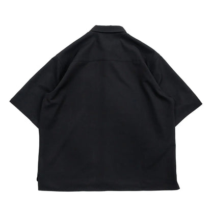 考え抜かれたワイドなボックスシルエットのAndersの傑作ドレープシャツ「WIDE DRAPE S/S SHIRTS」の「CROW」カラーの背面からの商品写真
