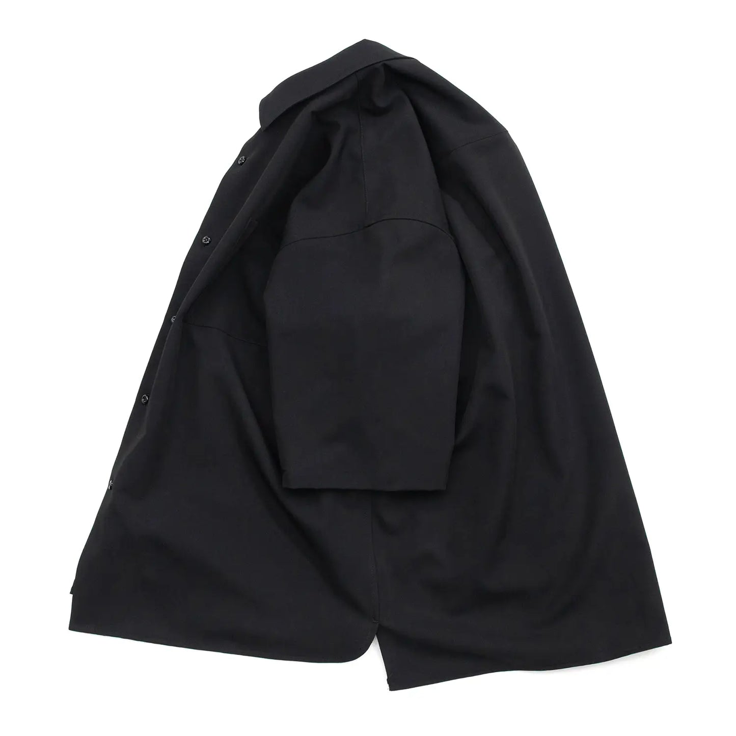 考え抜かれたワイドなボックスシルエットのAndersの傑作ドレープシャツ「WIDE DRAPE S/S SHIRTS」の「CROW」カラーの側面からの商品写真