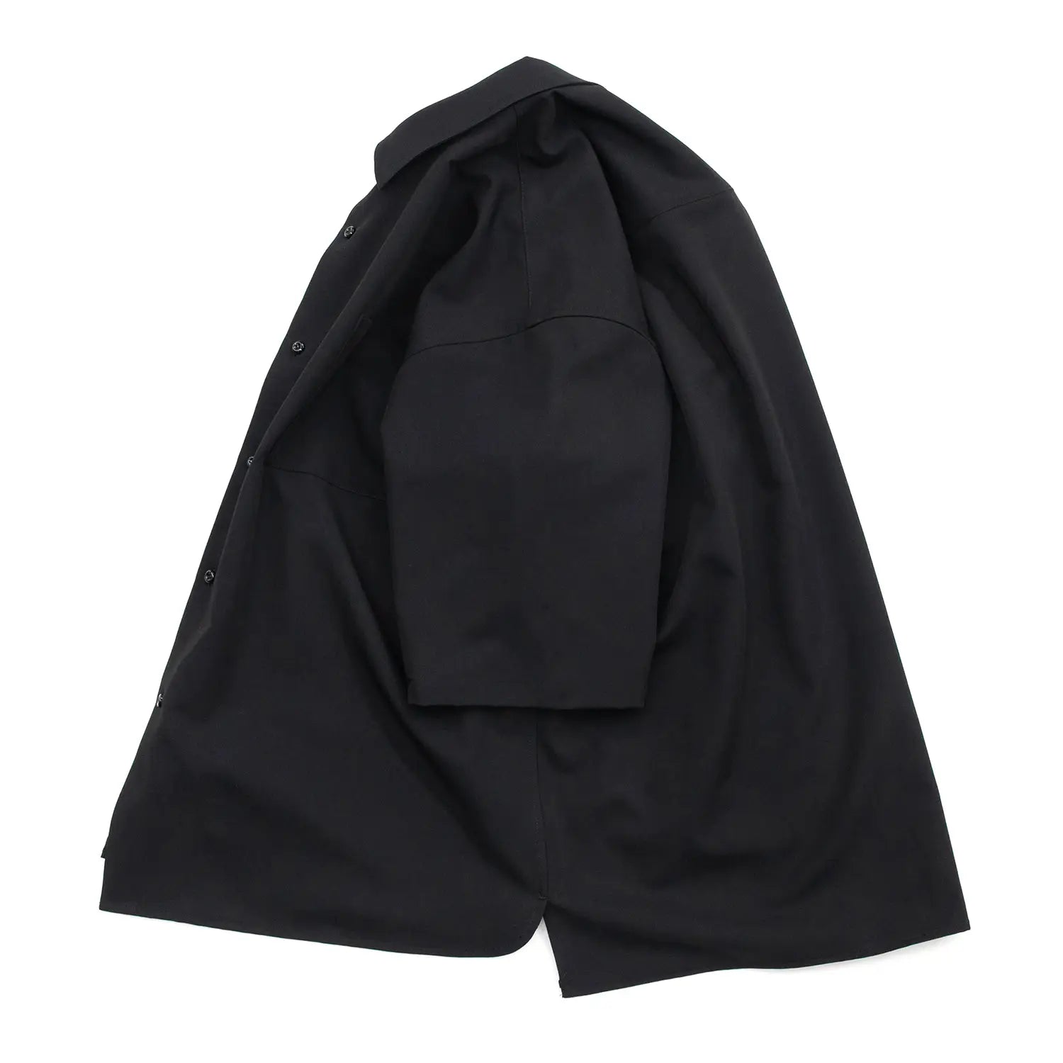 考え抜かれたワイドなボックスシルエットのAndersの傑作ドレープシャツ「WIDE DRAPE S/S SHIRTS」の「CROW」カラーの側面からの商品写真