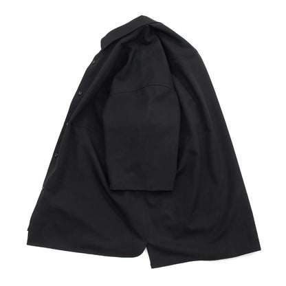 考え抜かれたワイドなボックスシルエットのAndersの傑作ドレープシャツ「WIDE DRAPE S/S SHIRTS」の「CROW」カラーの側面からの商品写真