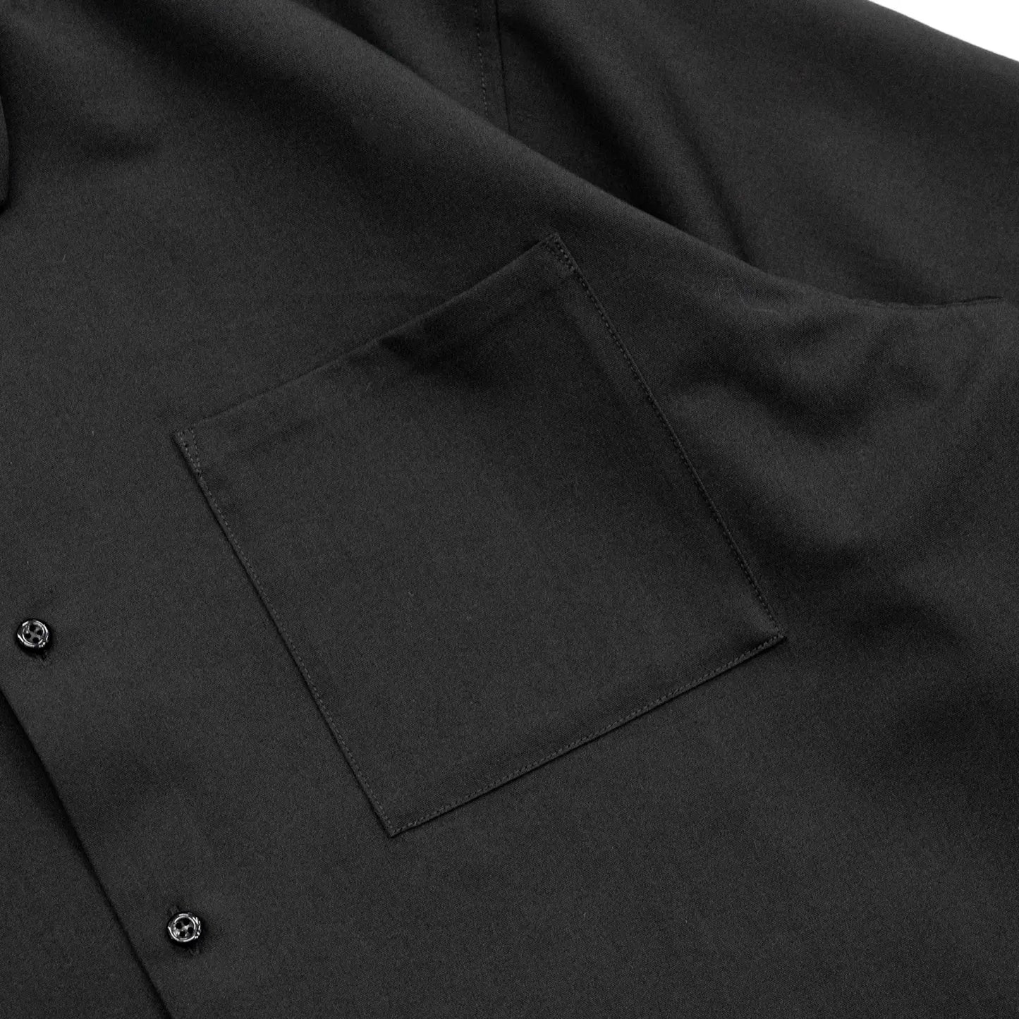 考え抜かれたワイドなボックスシルエットのAndersの傑作ドレープシャツ「WIDE DRAPE S/S SHIRTS」の「CROW」カラーの胸ポケットの写真