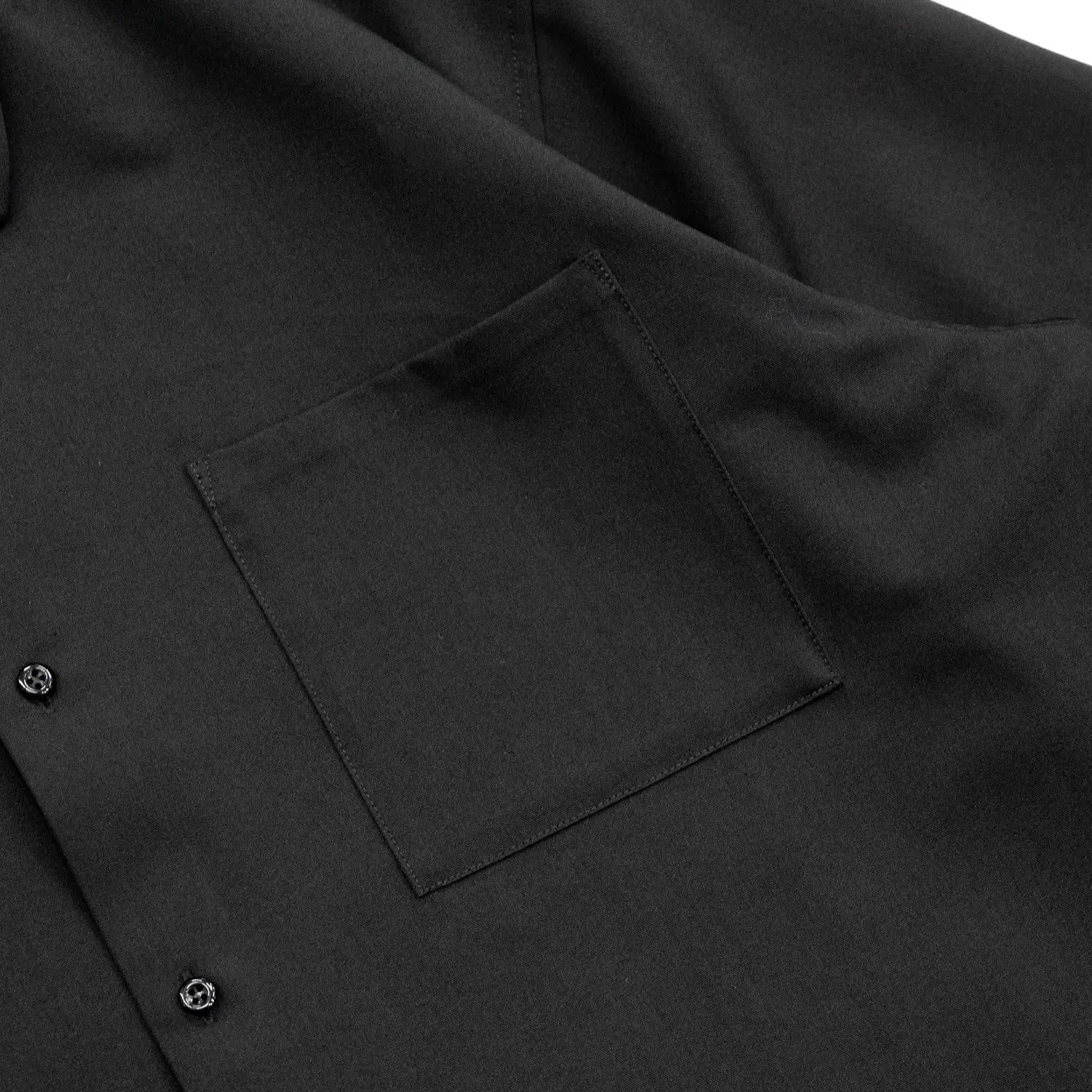 考え抜かれたワイドなボックスシルエットのAndersの傑作ドレープシャツ「WIDE DRAPE S/S SHIRTS」の「CROW」カラーの胸ポケットの写真