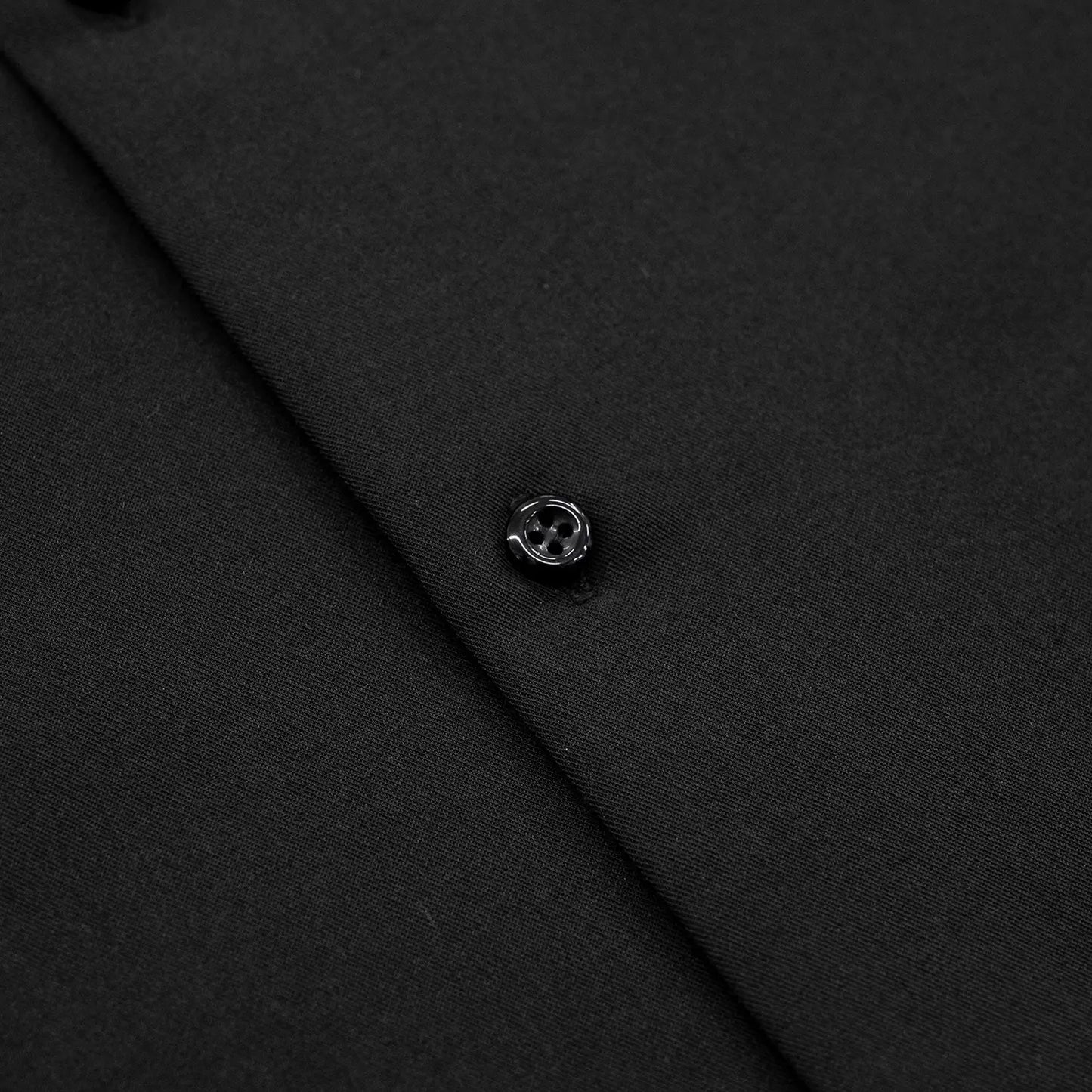 考え抜かれたワイドなボックスシルエットのAndersの傑作ドレープシャツ「WIDE DRAPE S/S SHIRTS」の「CROW」カラーのボタンの接写写真