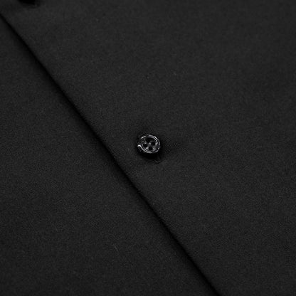 考え抜かれたワイドなボックスシルエットのAndersの傑作ドレープシャツ「WIDE DRAPE S/S SHIRTS」の「CROW」カラーのボタンの接写写真