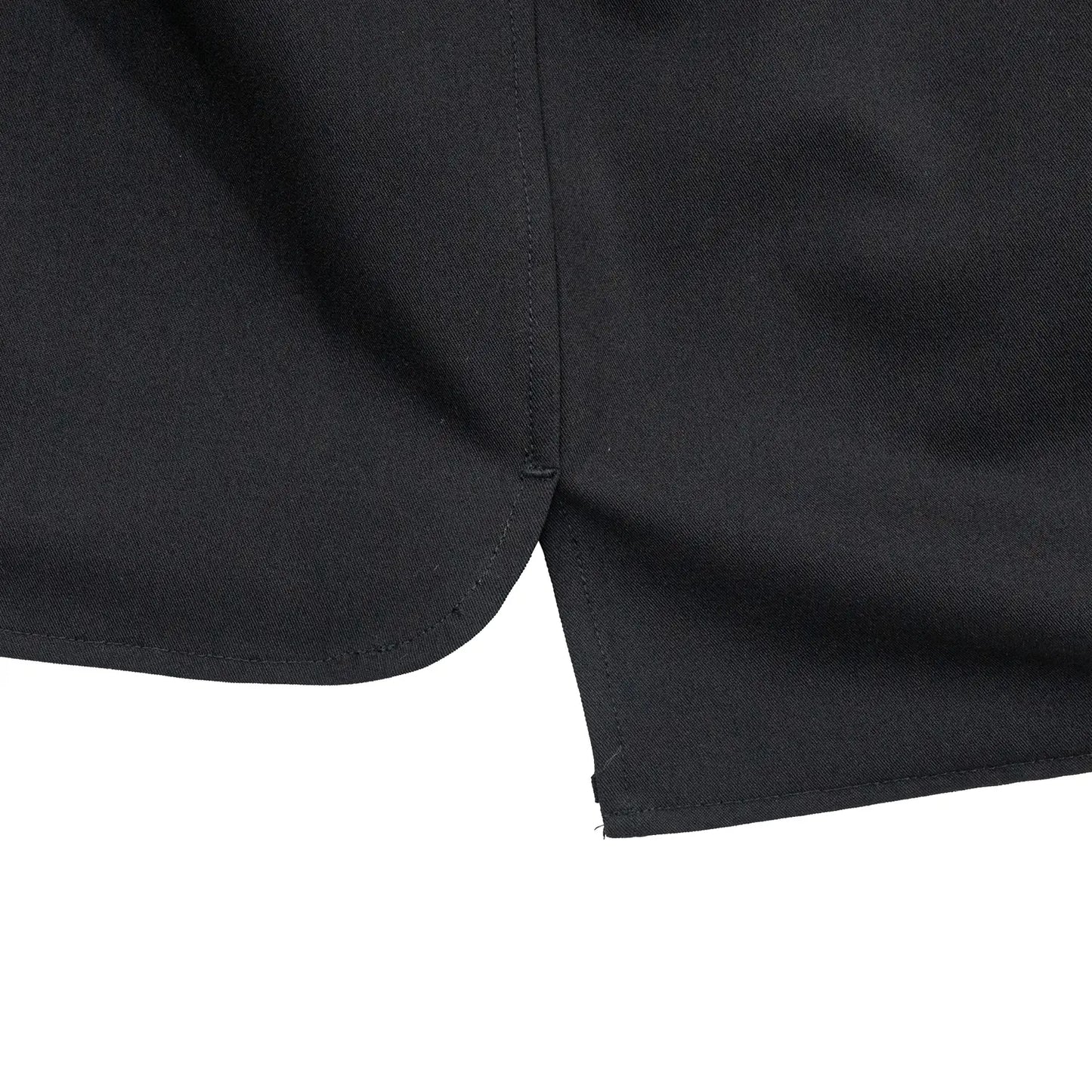 考え抜かれたワイドなボックスシルエットのAndersの傑作ドレープシャツ「WIDE DRAPE S/S SHIRTS」の「CROW」カラーの裾部分のスリット加工の別写真