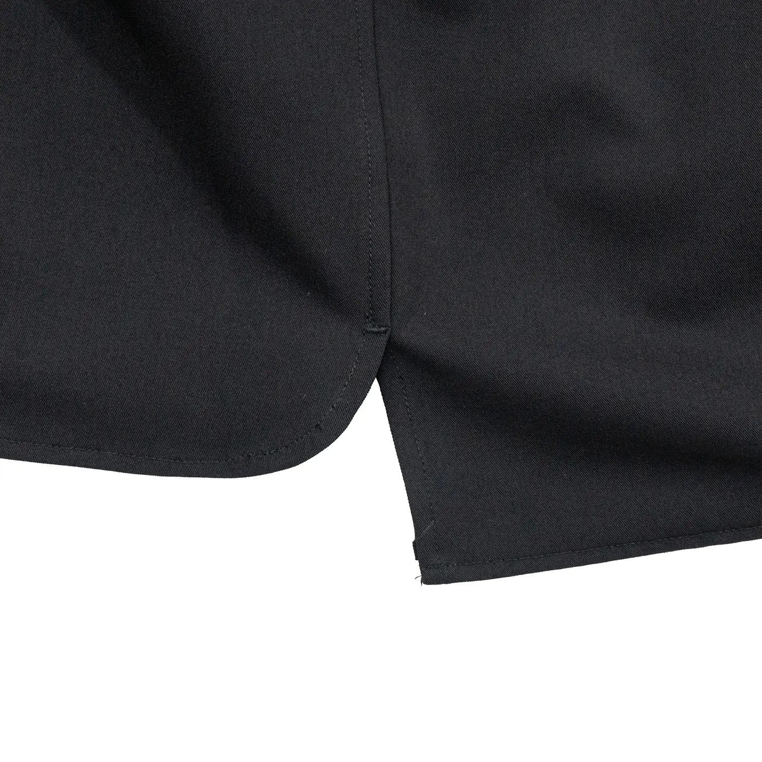考え抜かれたワイドなボックスシルエットのAndersの傑作ドレープシャツ「WIDE DRAPE S/S SHIRTS」の「CROW」カラーの裾部分のスリット加工の別写真