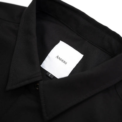 考え抜かれたワイドなボックスシルエットのAndersの傑作ドレープシャツ「WIDE DRAPE S/S SHIRTS」の「CROW」カラーの襟裏のブランドタグ写真