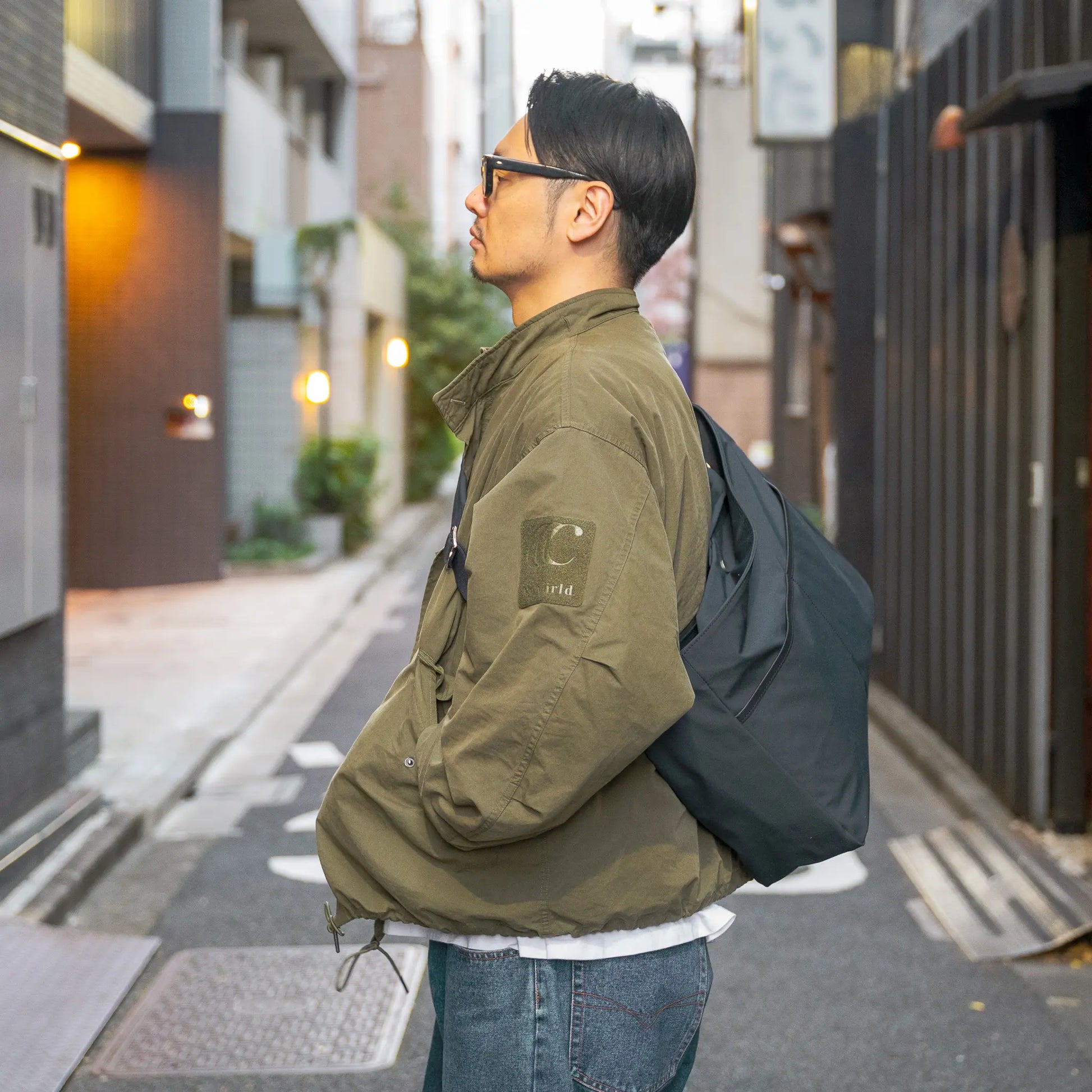 「TRIALOGUE STUDIO」のバッグ「ECLECTIC CROSSBODY BAG」を着用した側面から写真