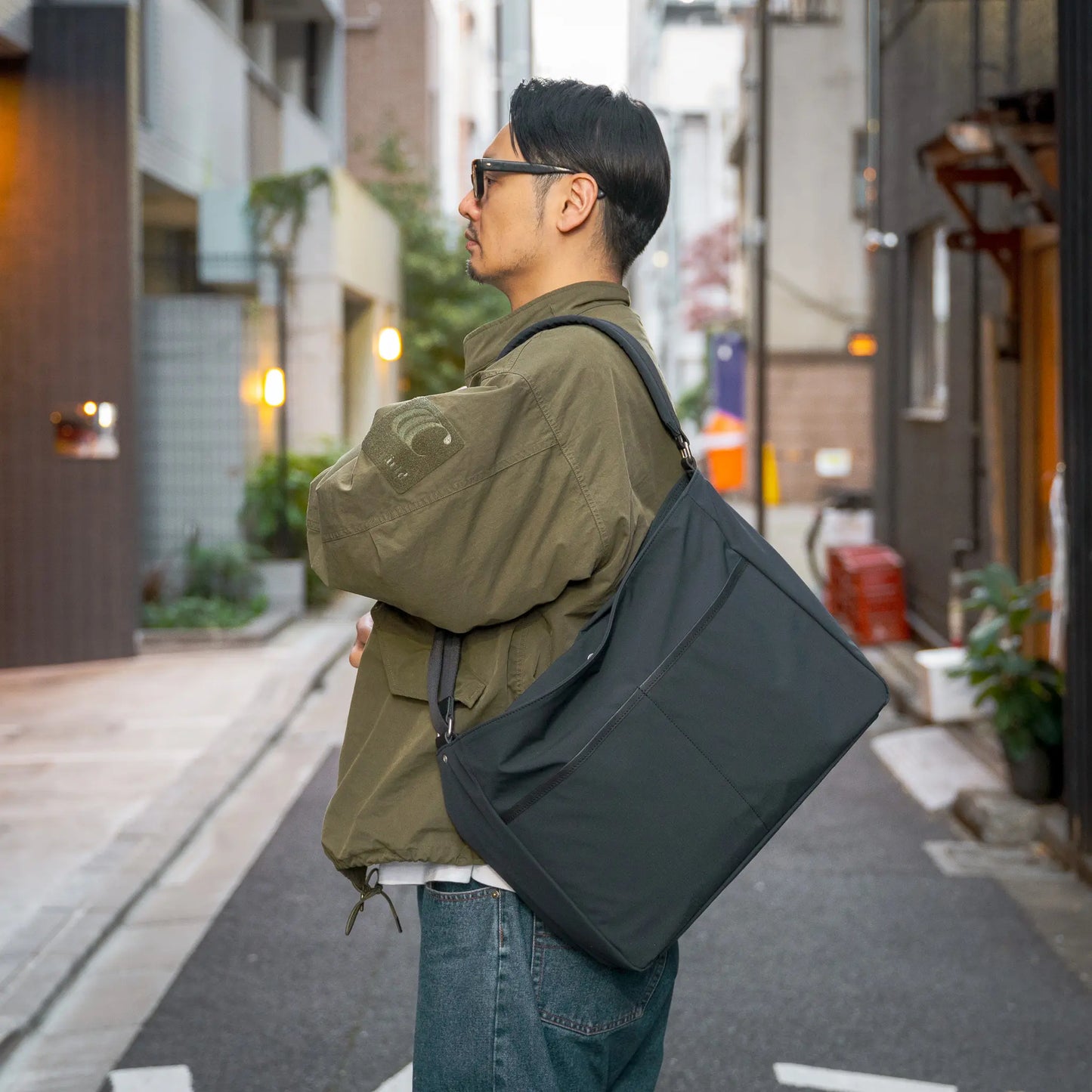 「TRIALOGUE STUDIO」のバッグ「ECLECTIC CROSSBODY BAG」を着用した側面から写真