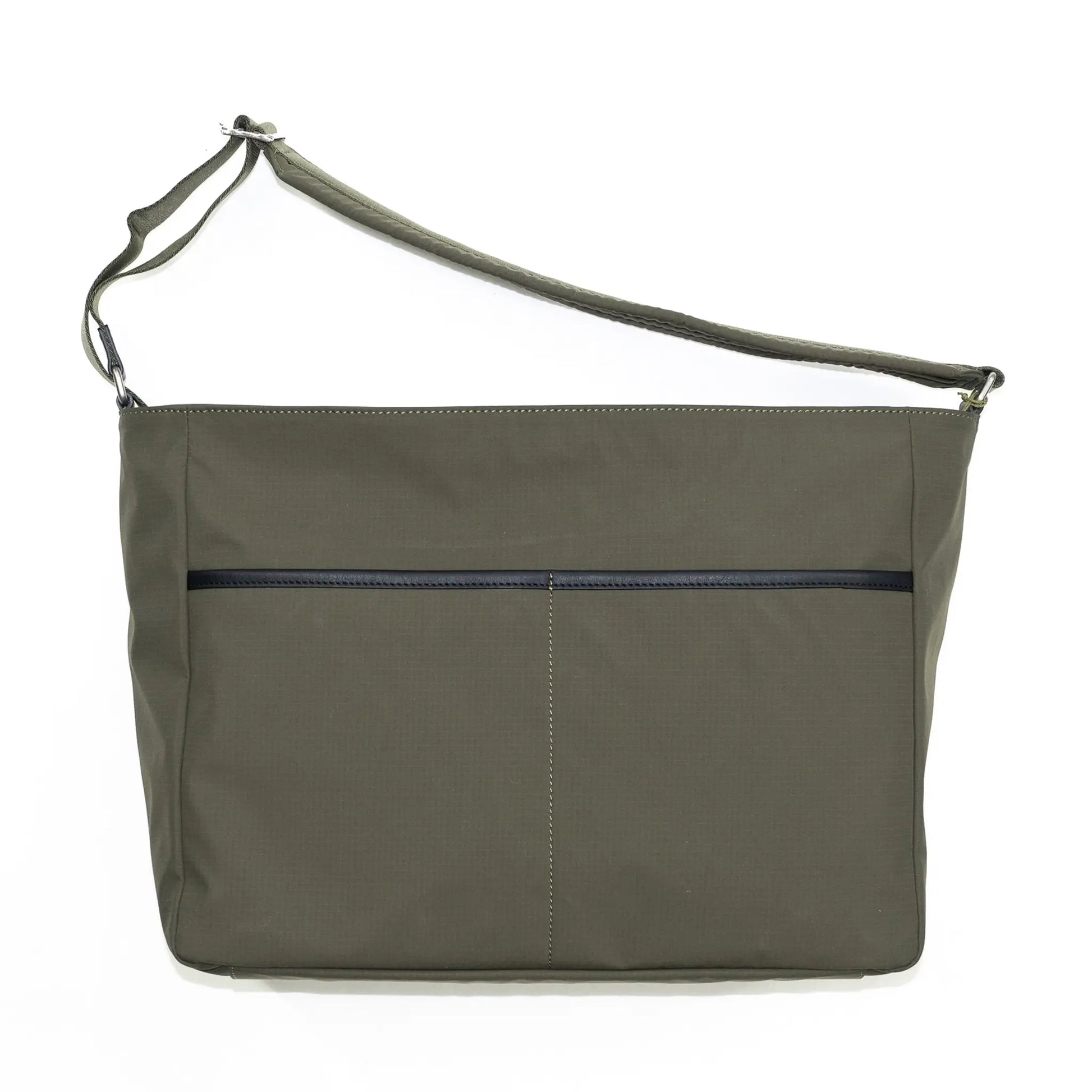 「TRIALOGUE STUDIO」のバッグ「ECLECTIC CROSSBODY BAG / OLIVE」の正面からの商品写真