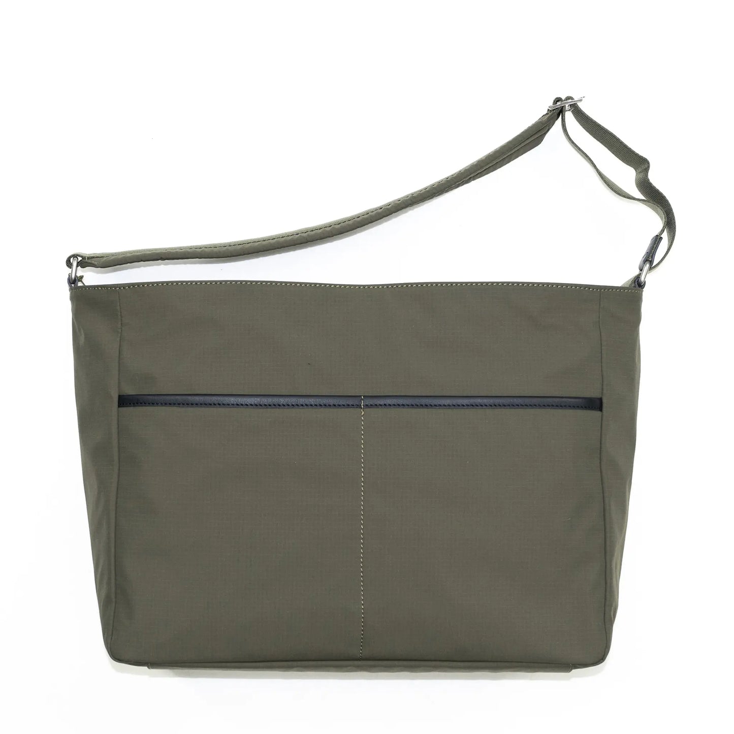 「TRIALOGUE STUDIO」のバッグ「ECLECTIC CROSSBODY BAG / OLIVE」の背面からの商品写真