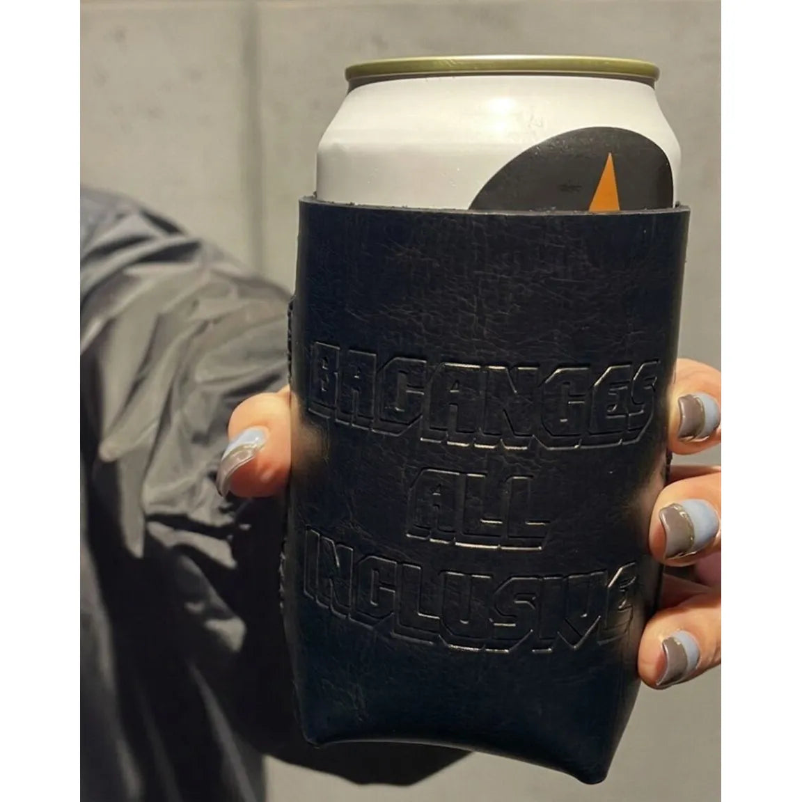 BACANCESのBLACKカラーのビーガンレザーを使用したクージー「BC VEGAN LEATHER COOZIE」の使用写真２