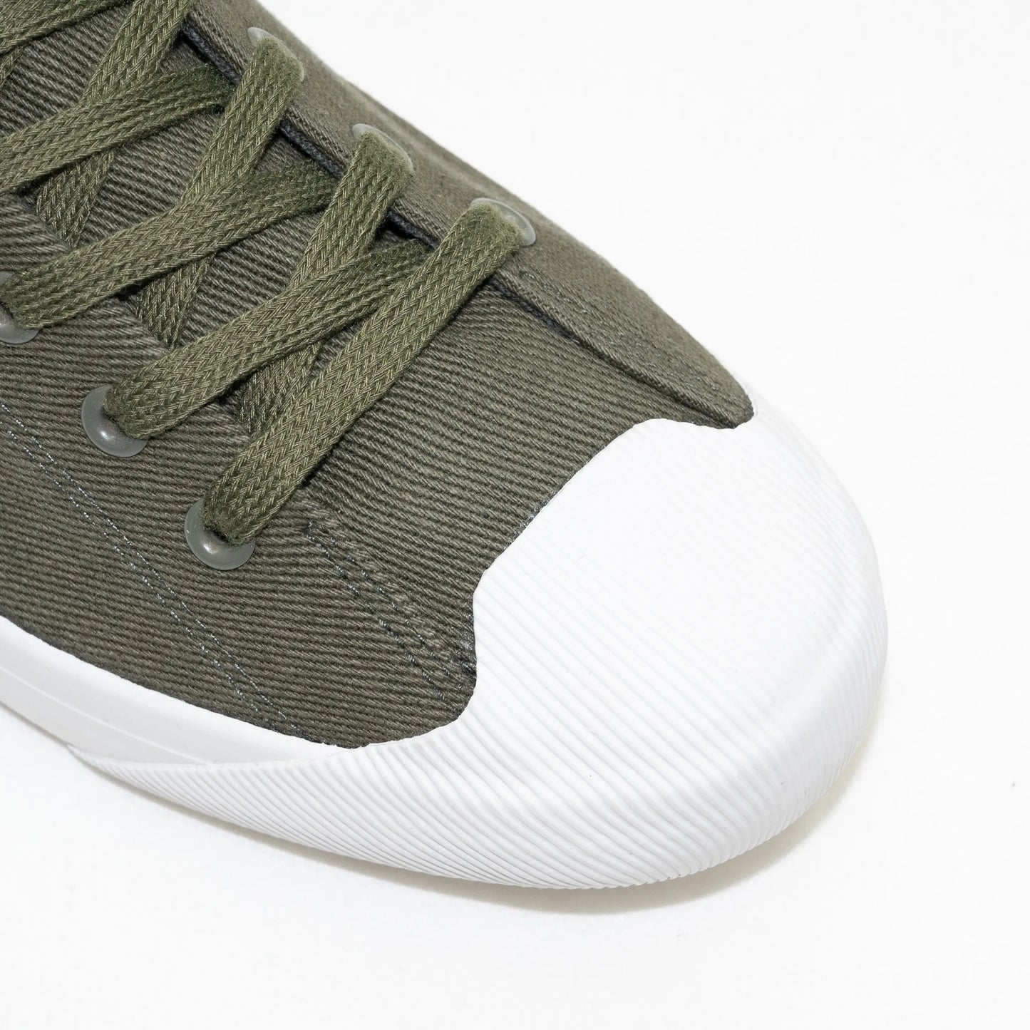 フランス軍の運動靴モチーフにした「BACANCES ALL INCLUSIVE」の「BC FRENCH ARMY DECK SHOES」のOLIVEカラーのつま先部の写真