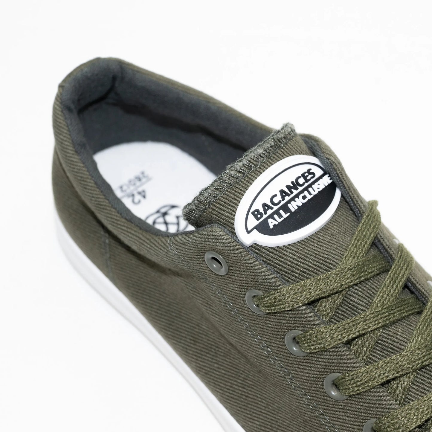 フランス軍の運動靴モチーフにした「BACANCES ALL INCLUSIVE」の「BC FRENCH ARMY DECK SHOES」のOLIVEカラーの履き口の写真