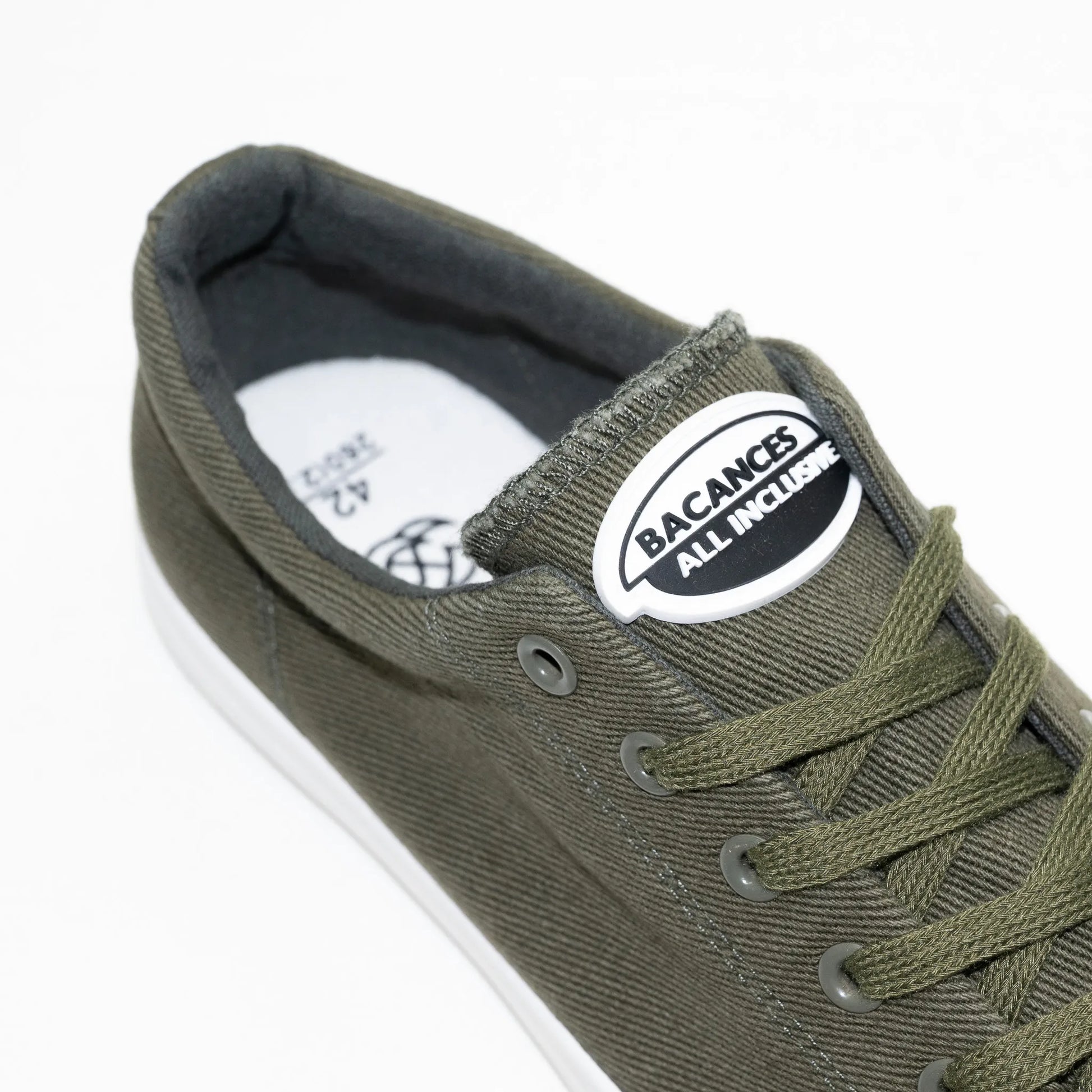 フランス軍の運動靴モチーフにした「BACANCES ALL INCLUSIVE」の「BC FRENCH ARMY DECK SHOES」のOLIVEカラーの履き口の写真