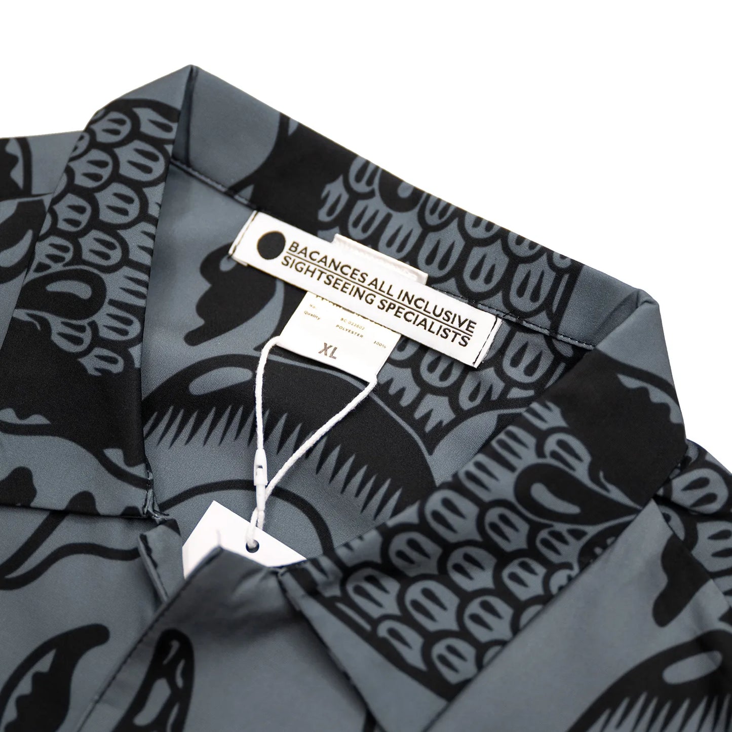 BACANCES(バカンシーズ)の総柄の開襟シャツ「BC SKEM HAWAIAN SHIRTS(SAKE)」のBLACKカラーの襟元の写真