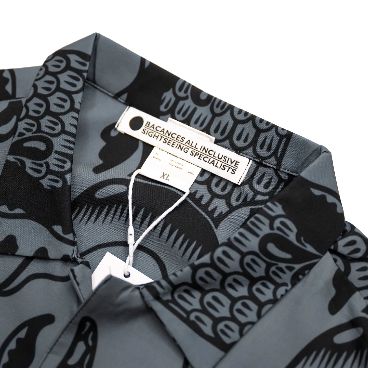 BACANCES(バカンシーズ)の総柄の開襟シャツ「BC SKEM HAWAIAN SHIRTS(SAKE)」のBLACKカラーの襟元の写真